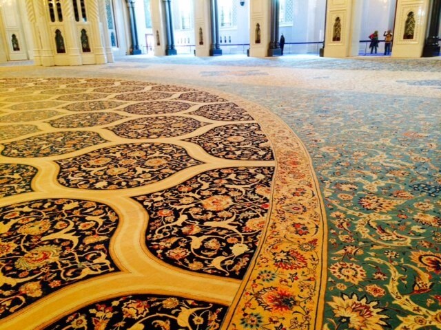 carpet in Sultan Qaboos mosque woven by 600 Persian women